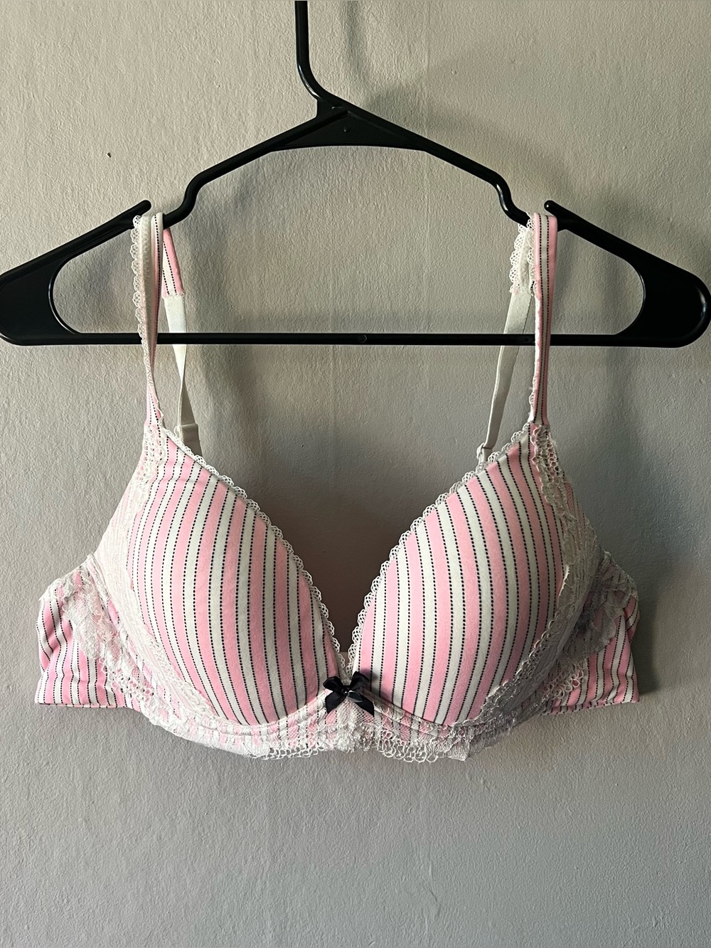 Victoria’s Secrey Body No Wire Pink and White Lace Bra Size 38B